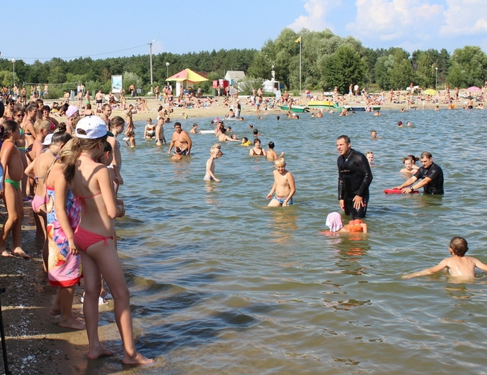 На пляже в г.Спутнике спасатели ГУ ППСЦ практическое занятие по обучению плаванию На пляже в г.Спутнике спасатели ГУ ППСЦ практическое занятие по обучению плаванию