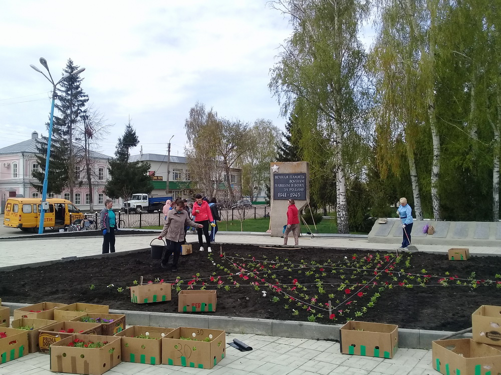 На областном субботнике высадили более 2600 деревьев и кустарников На областном субботнике высадили более 2600 деревьев и кустарников