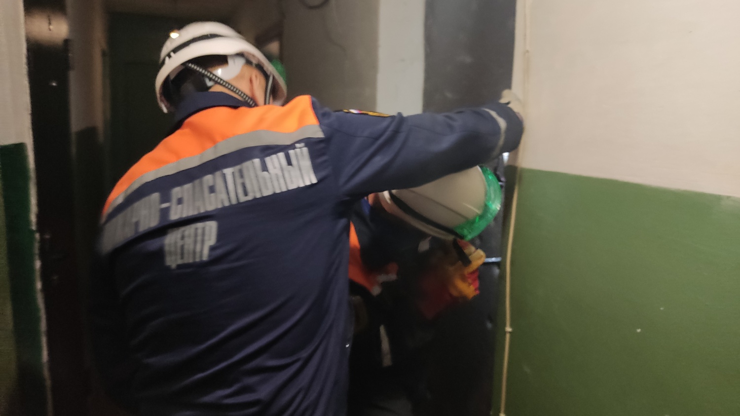 Спасатели вызволили пожилую женщину из квартиры Спасатели вызволили пожилую женщину из квартиры