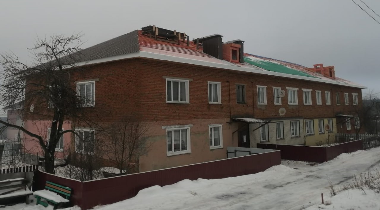 В селе Кувак-Никольское капитально ремонтируют крышу дома В селе Кувак-Никольское капитально ремонтируют крышу дома
