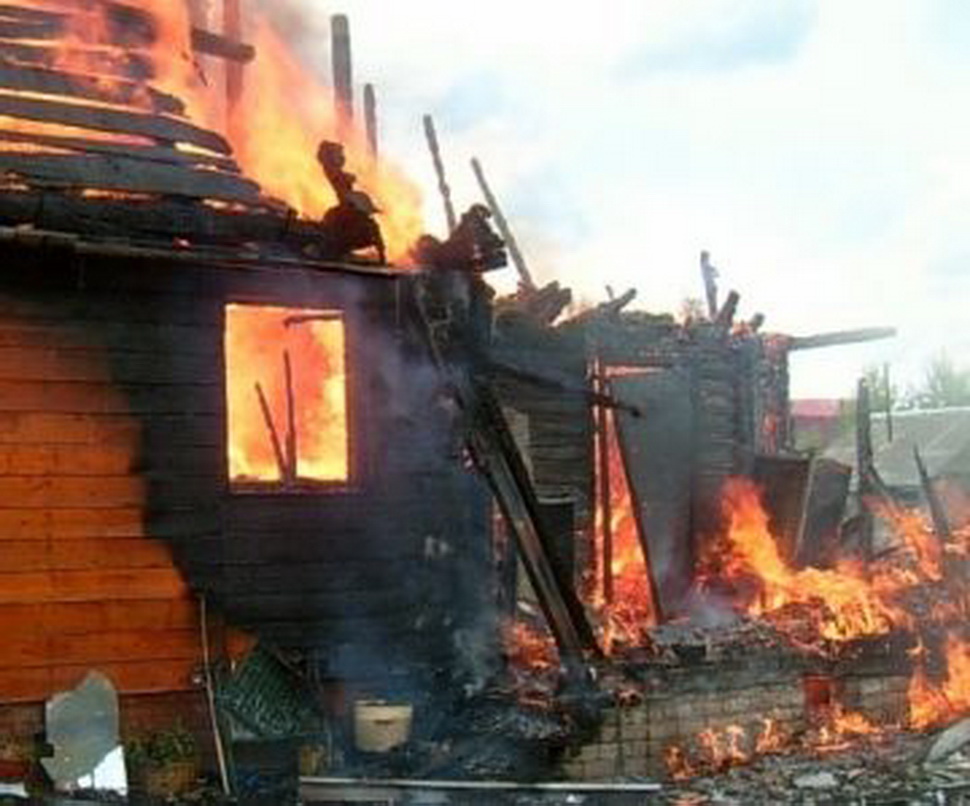 На ул.Совхоз-Техникум тушили возгорание дачного домика
