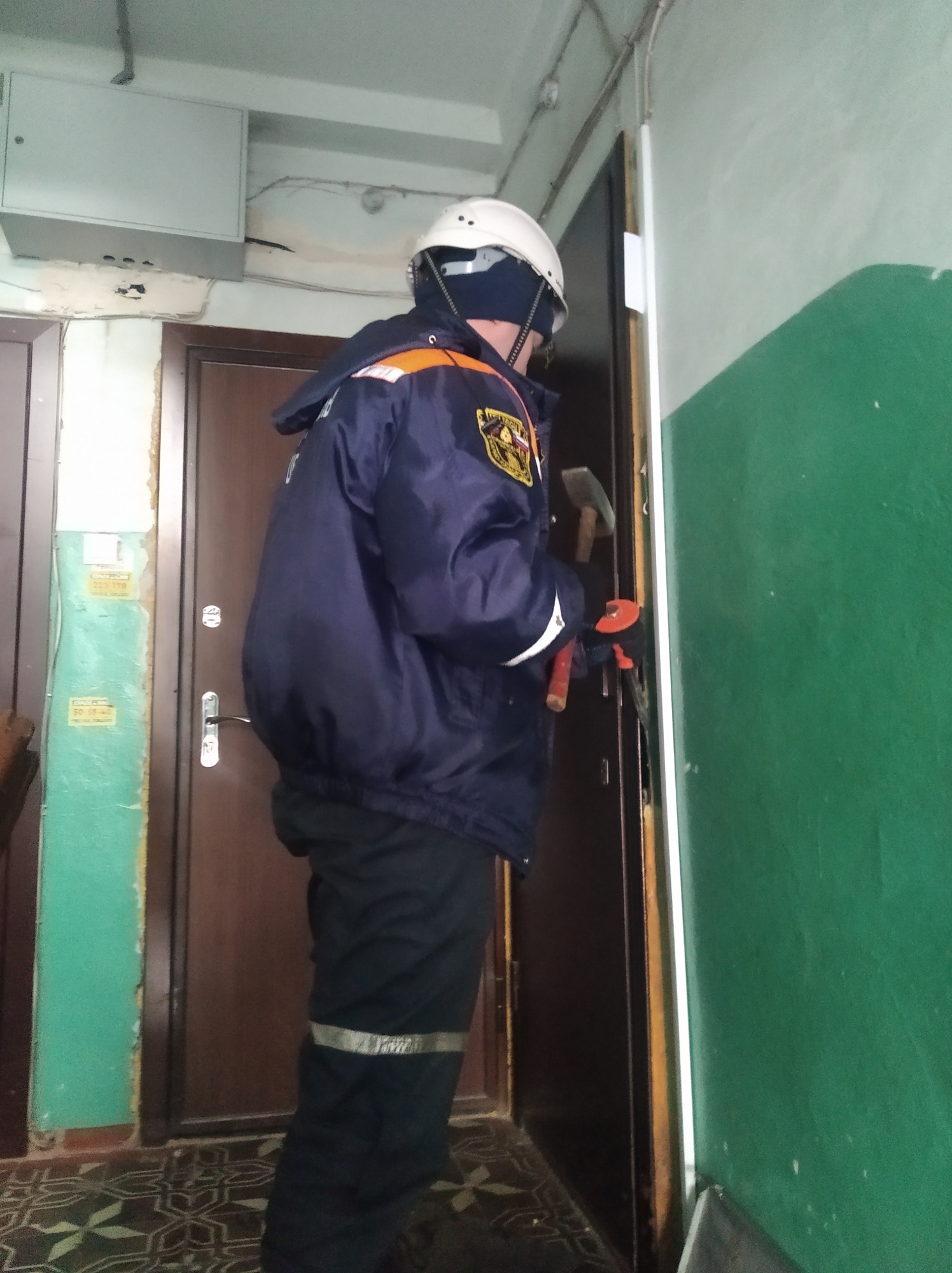 Спасатели обеспечили родственникам доступ в квартиру Спасатели обеспечили родственникам доступ в квартиру