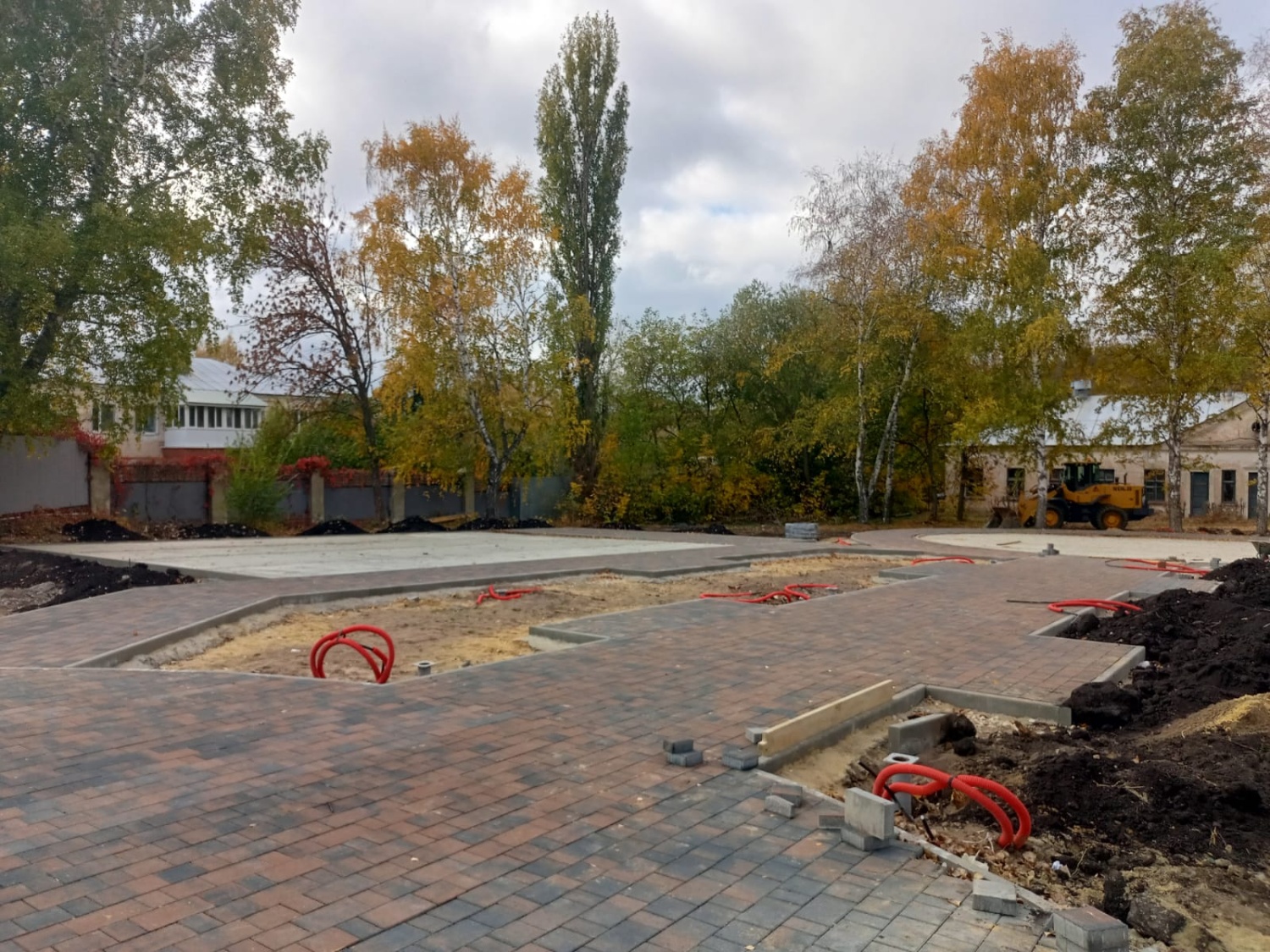 В сквере «Семья» начали начали выравнивать участки под газон