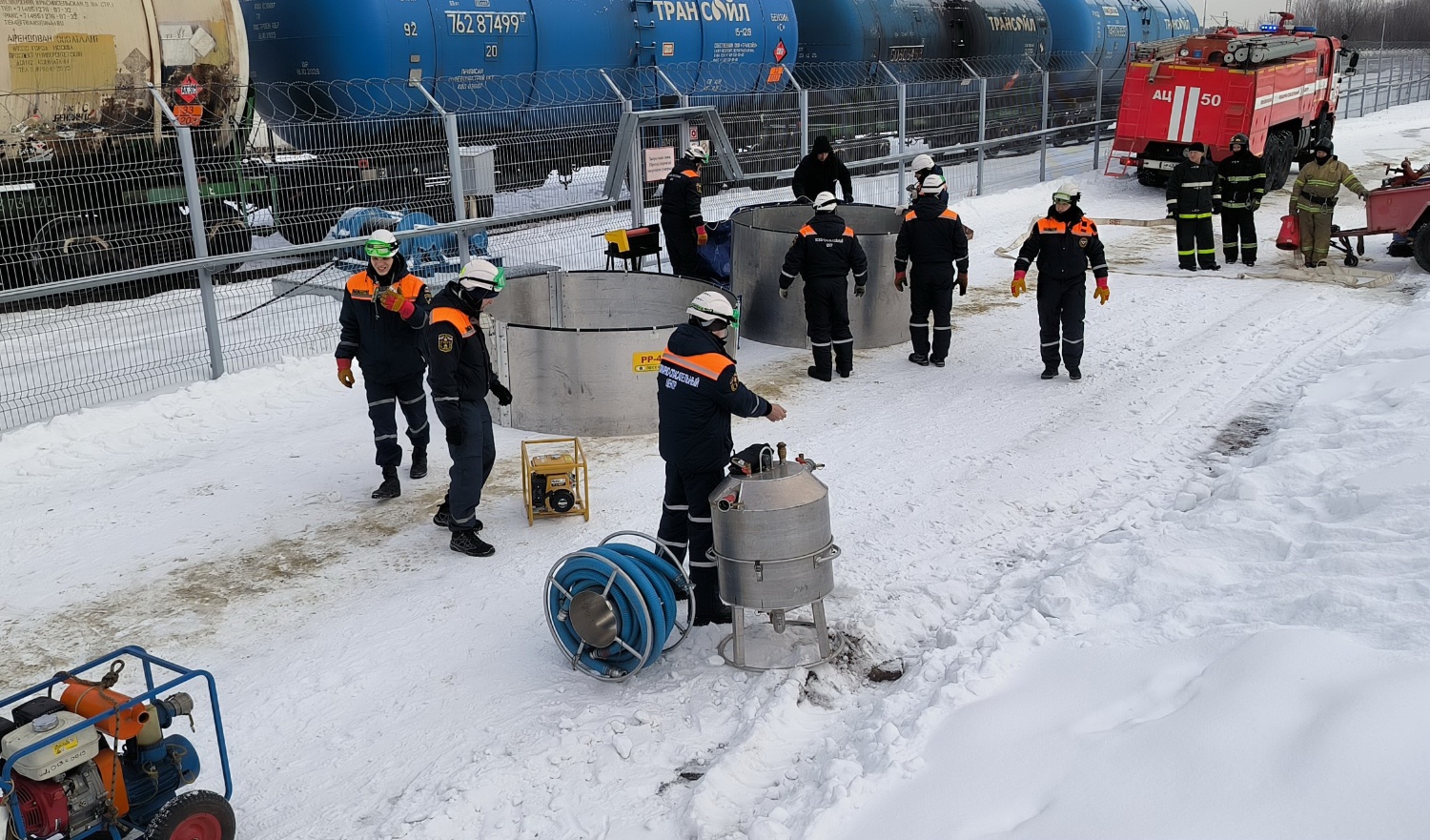 Спасатели провели учения на опасном производственном объекте
