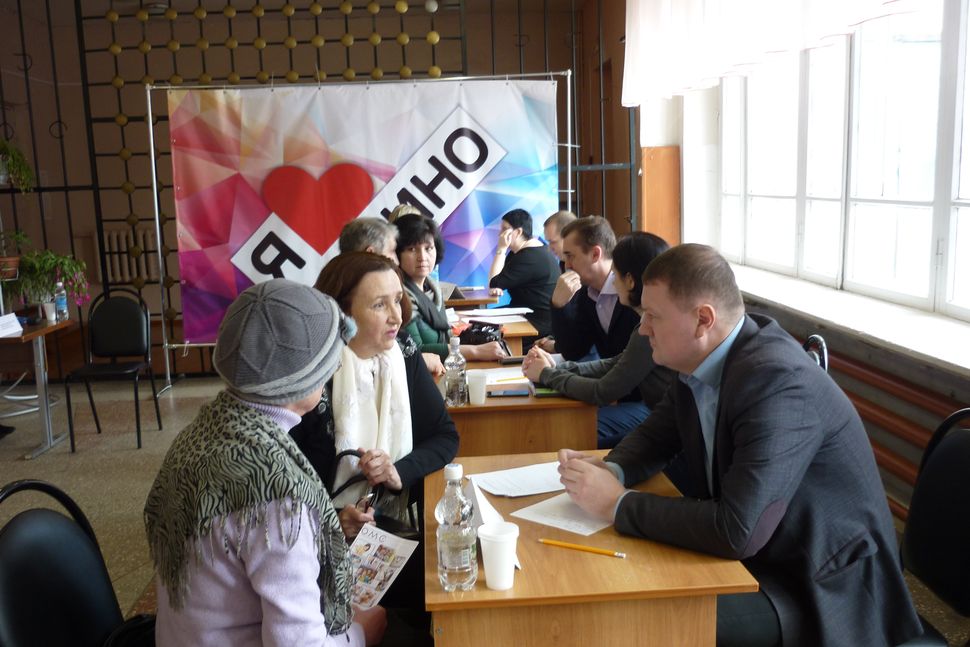 В Лунинском районе сотрудник Управления ЖКХ и ГЗН в рамках «социального поезда» ответил на вопросы жителей по линии ЖКХ