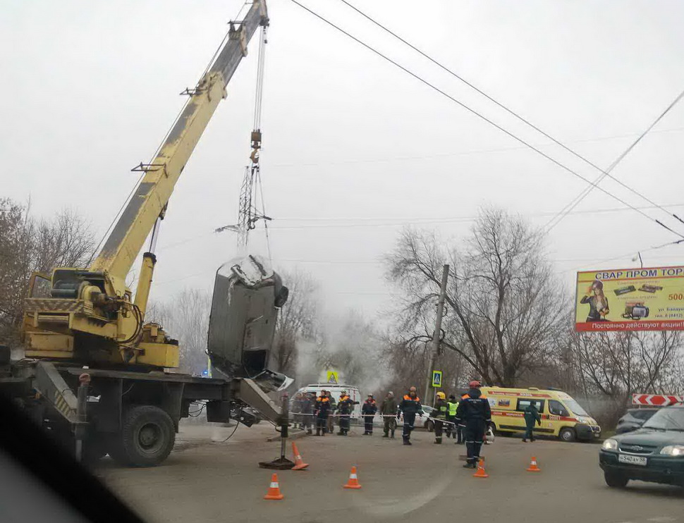 Спасатели ГУ ППСЦ подняли провалившийся под асфальт автомобиль на ул. Аустрина