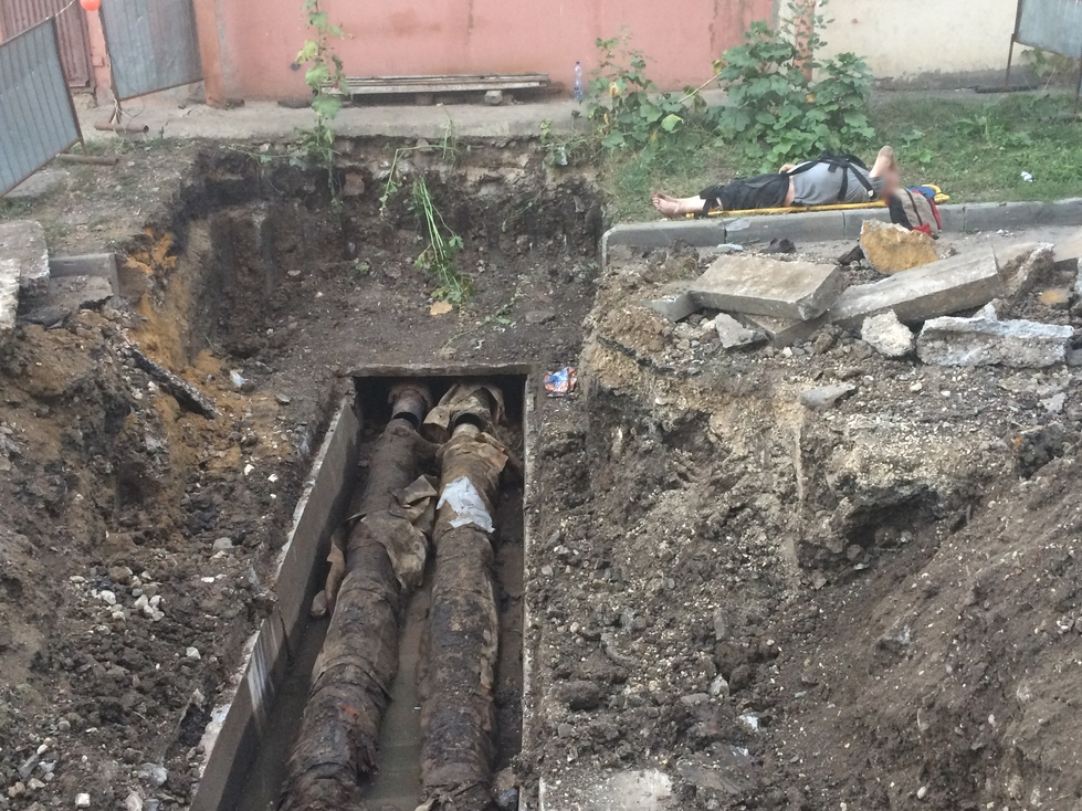 Спасатели ГУ ППСЦ извлекли упавшего в траншею мужчину