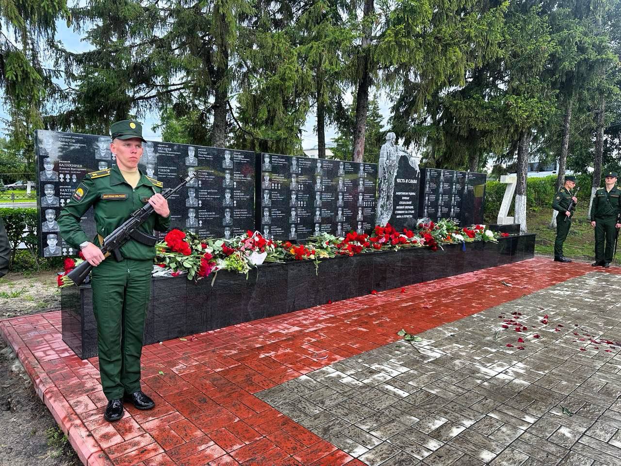В Шемышейке открыли памятник героям СВО