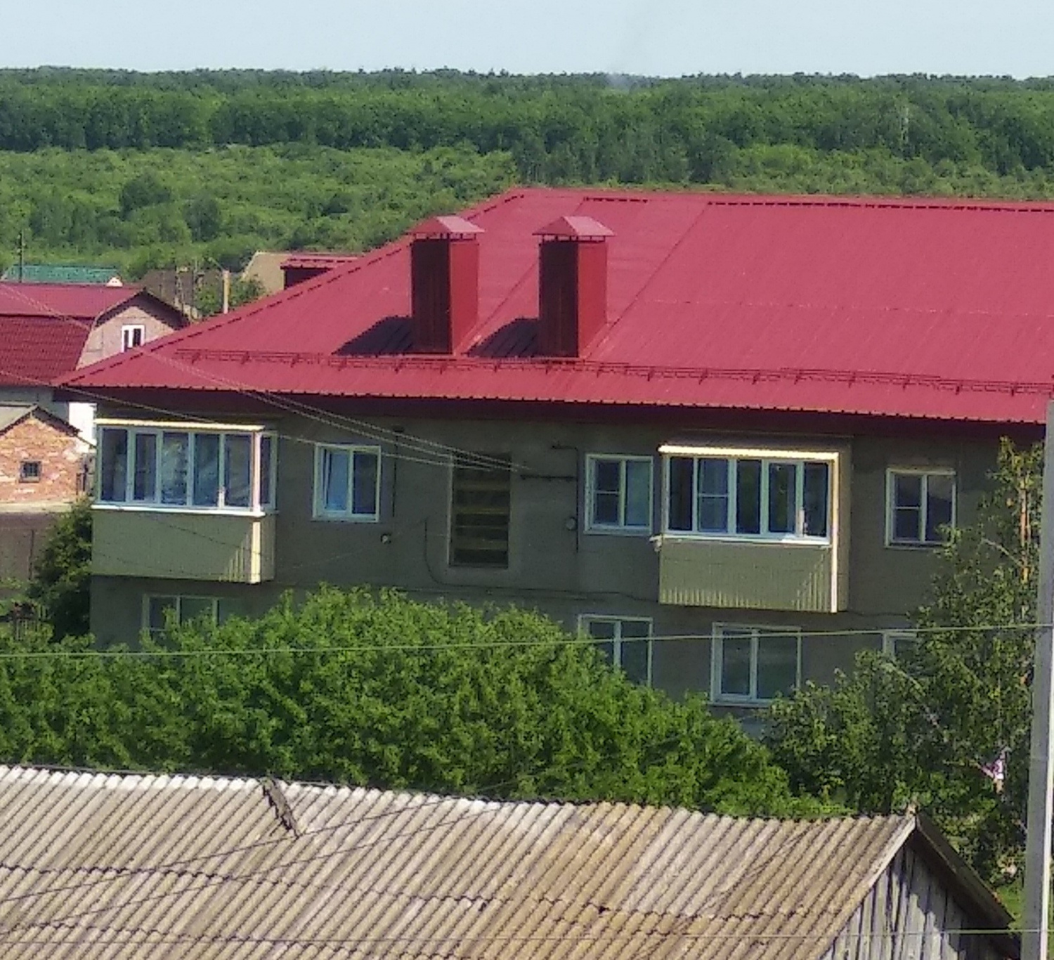 Две новые крыши были приняты после капремонта в Каменском районе