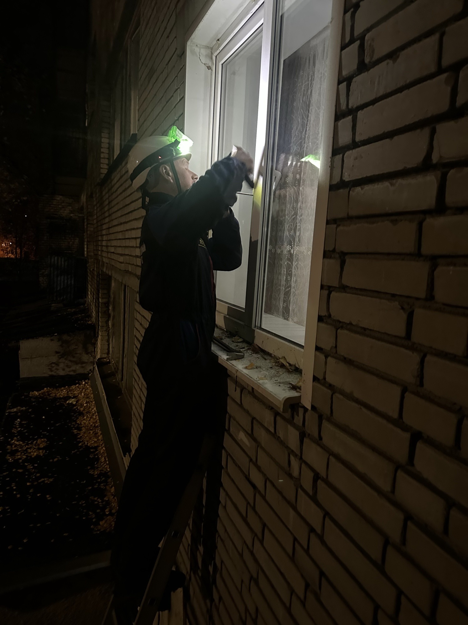 Спасатели помогли ребенку запертому в квартире Спасатели помогли ребенку запертому в квартире