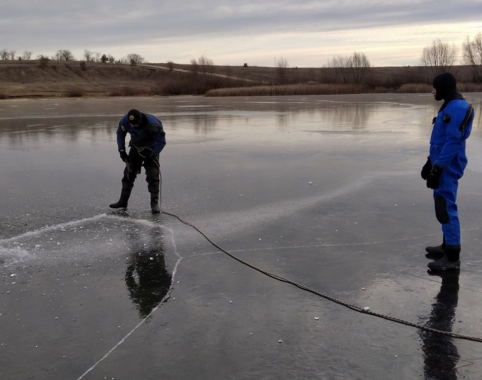 Проведены водолазные погружения под лед и обследование дна пруда в Спасском районе
