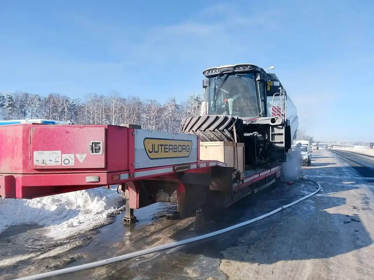 Пожарными на трассе М5 проведены работы по тушению полуприцепа Пожарными на трассе М5 проведены работы по тушению полуприцепа