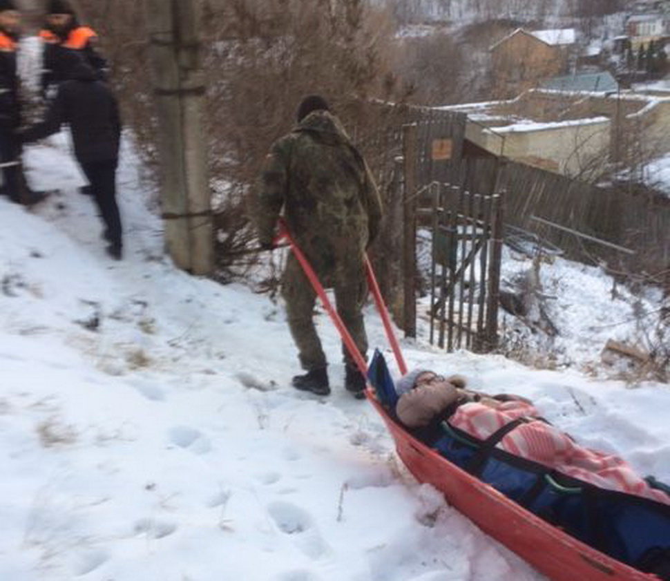 Травмированную женщину спасатели ГУ ППСЦ транспортировали до машины "скорой помощи"