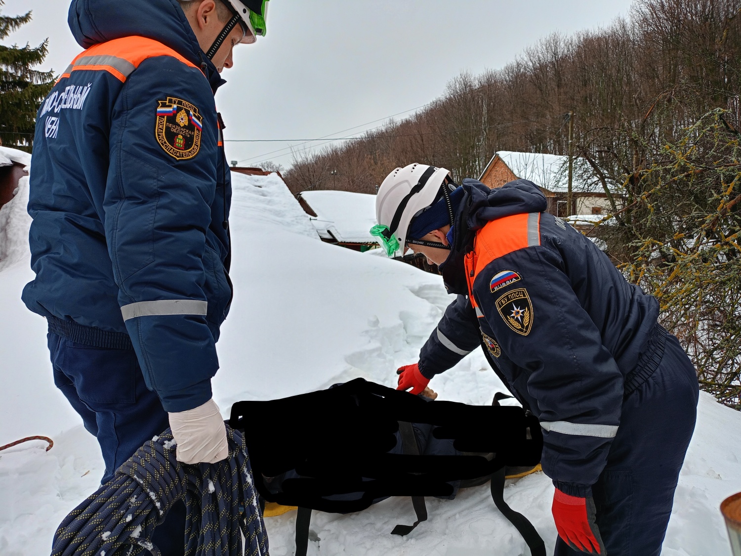 Спасатели ГУ ППСЦ эвакуировали пострадавшего с крыши частного дома Спасатели ГУ ППСЦ эвакуировали пострадавшего с крыши частного дома