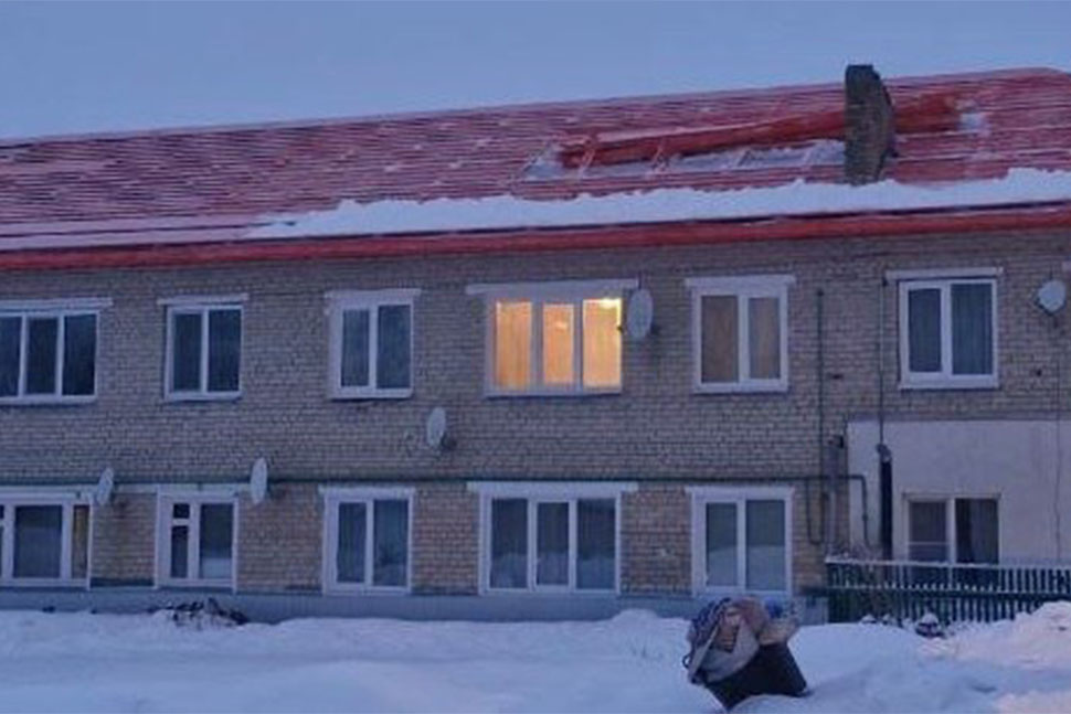 В селе Усть-Уза обновляют крышу многоквартирного дома В селе Усть-Уза обновляют крышу многоквартирного дома