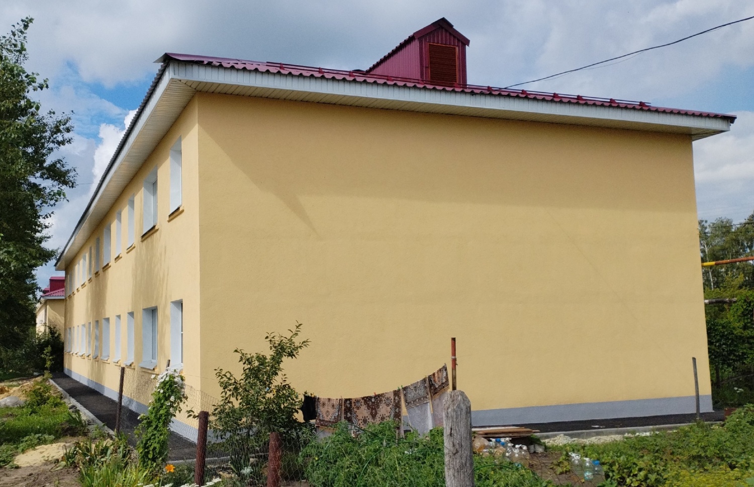 В Каменке обновили фасад и фундамент многоквартирного дома
