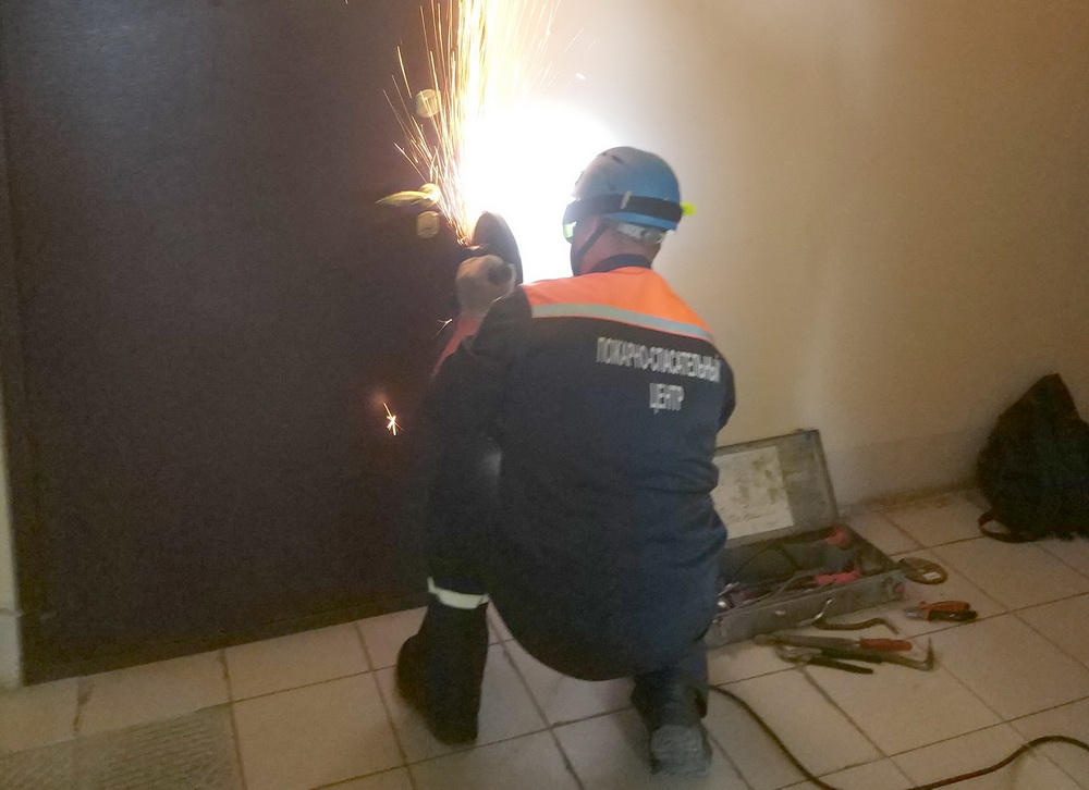 На ул.Калинина спасатели ГУ ППСЦ помогли больной женщине