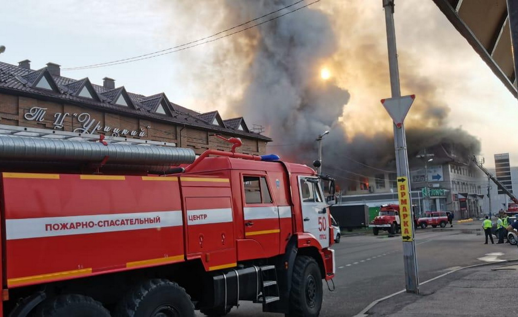 Пожарные-спасатели ликвидировали возгорание более 2000 кв.м площади торгового центра в Пензе