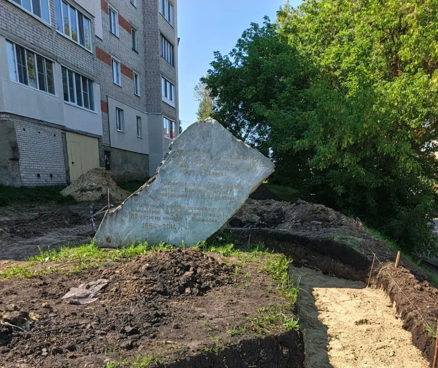 В Никольске благоустраивают площадь возле объекта «Камень» В Никольске благоустраивают площадь возле объекта «Камень»