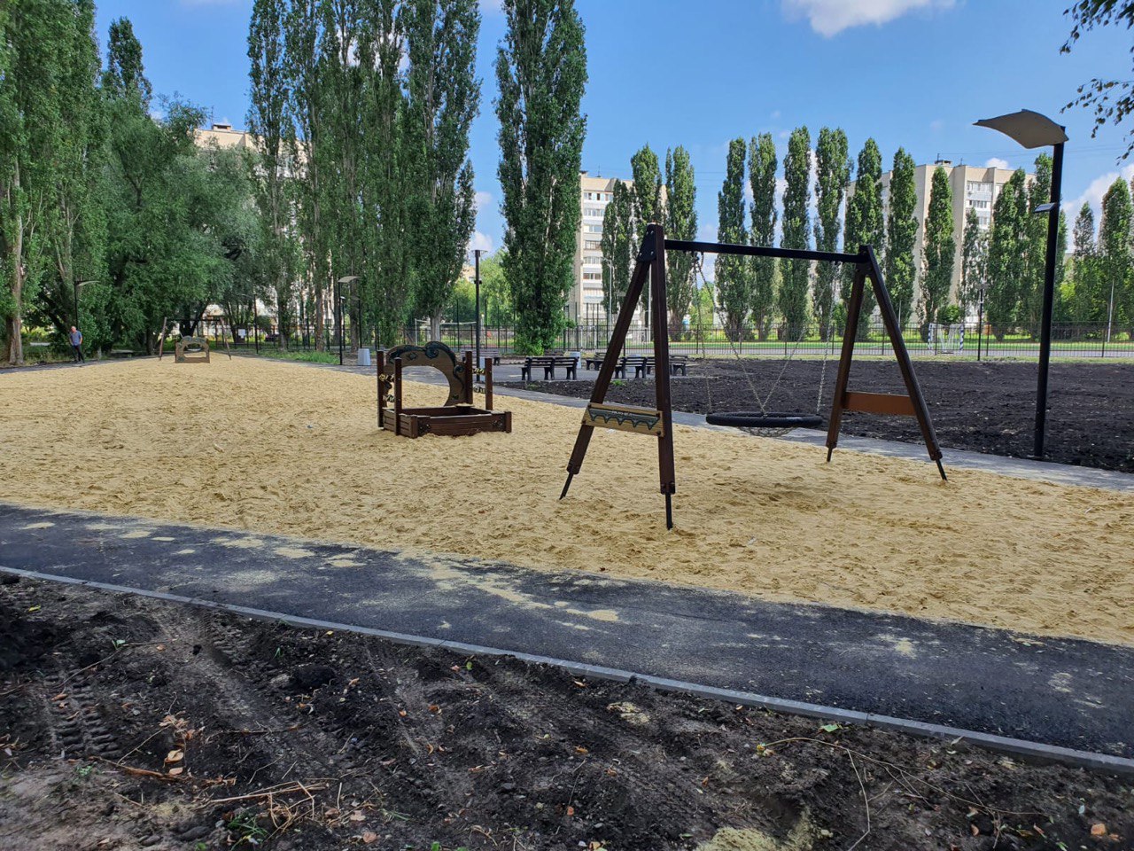 В Заречном продолжаются работы по благоустройству сквера
