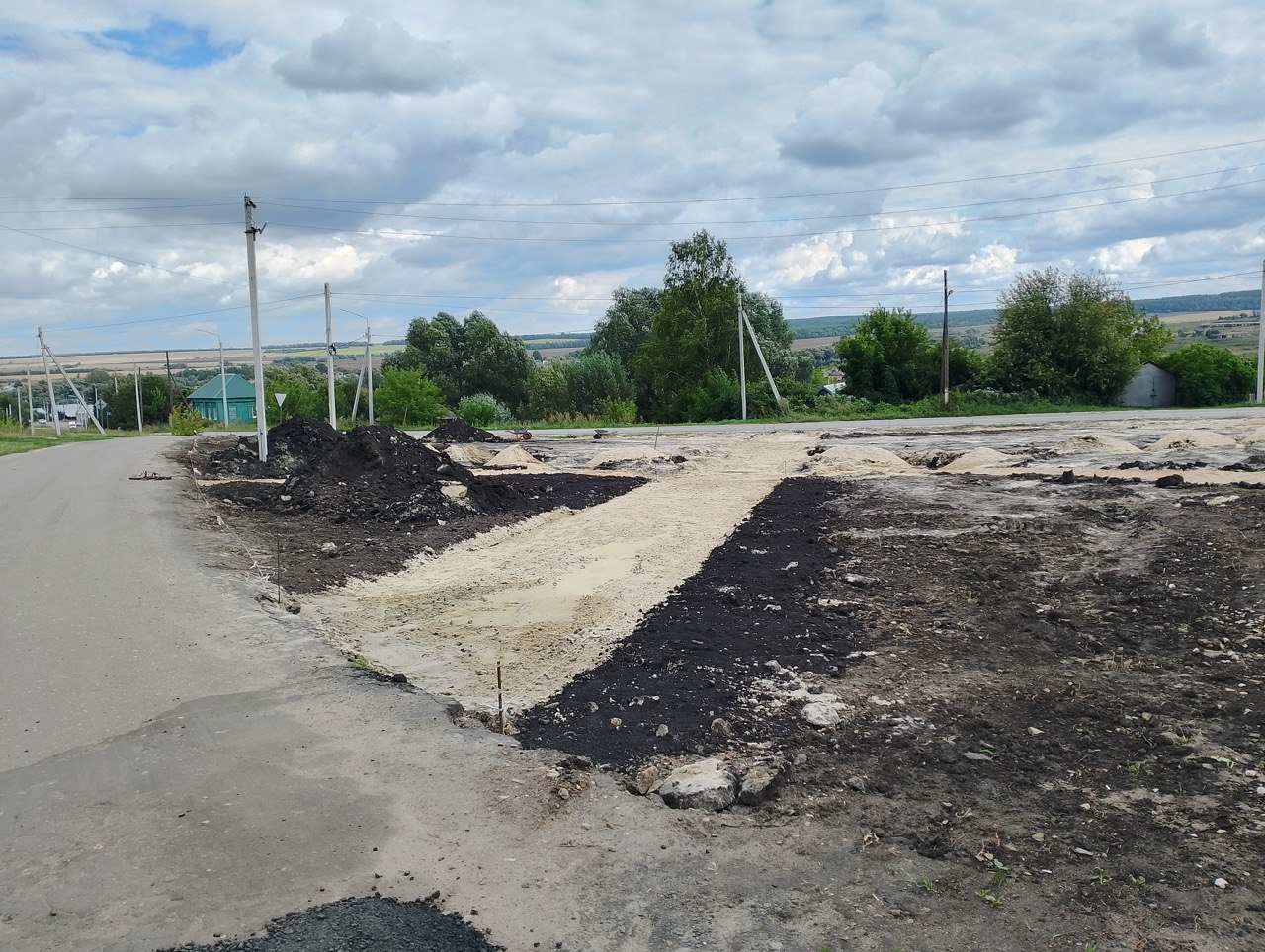 В селе Анненково Кузнецкого района продолжаются работы по благоустройству сквера участников СВО