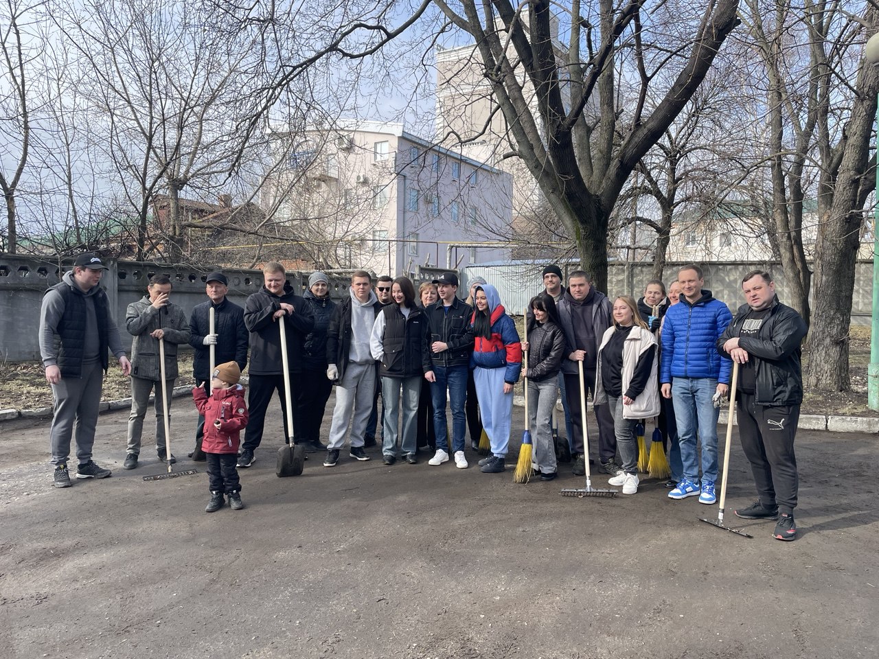 Коллектив Министерства ЖКХ и ГЗН участвует в месячнике по благоустройству Коллектив Министерства ЖКХ и ГЗН участвует в месячнике по благоустройству