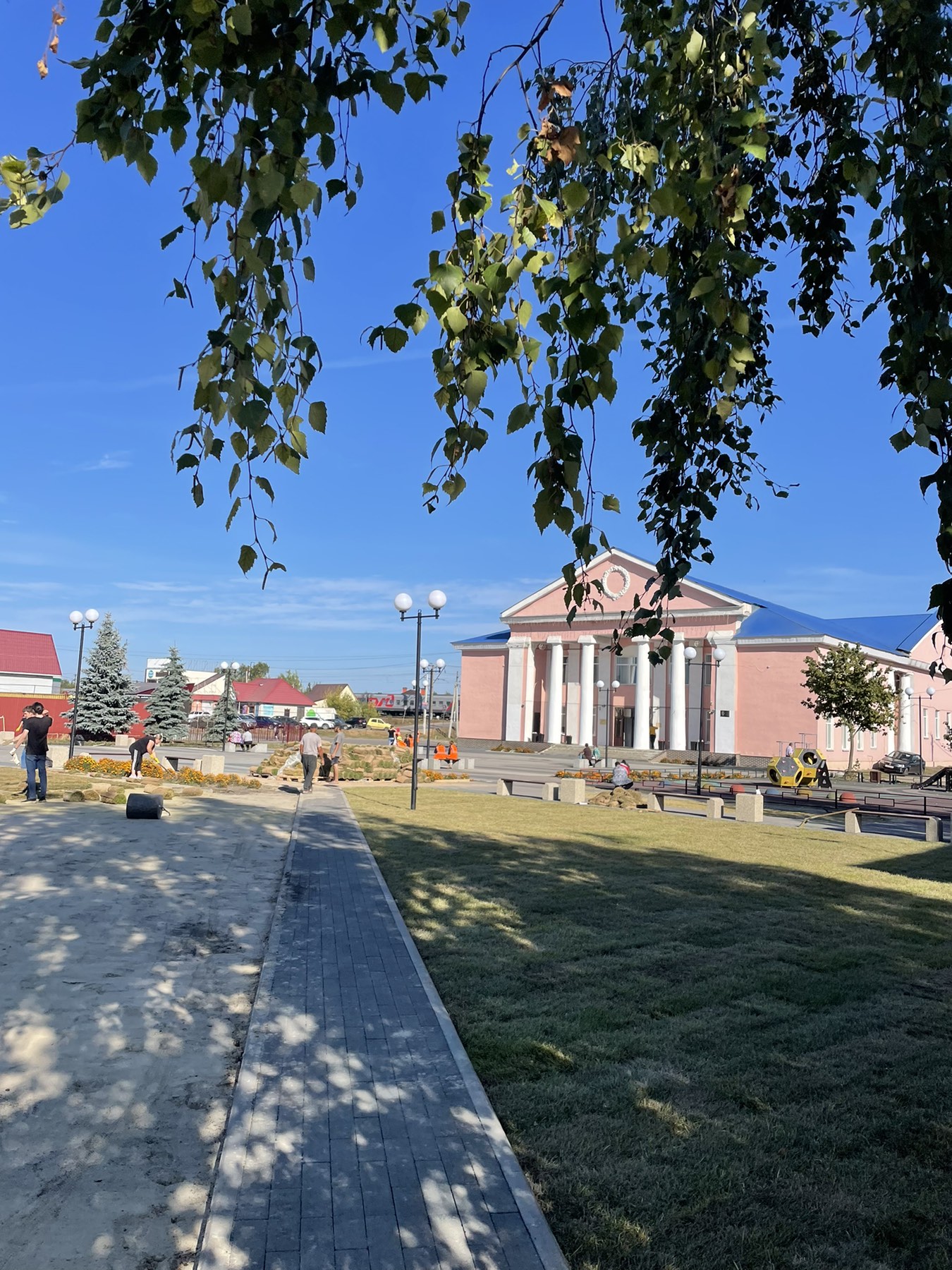 В Бессоновке у Дома культуры благоустраивают прилегающую территорию В Бессоновке у Дома культуры благоустраивают прилегающую территорию