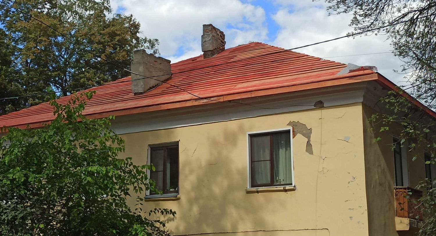 В многоквартирном доме продолжают капитальный ремонт крыши В многоквартирном доме продолжают капитальный ремонт крыши