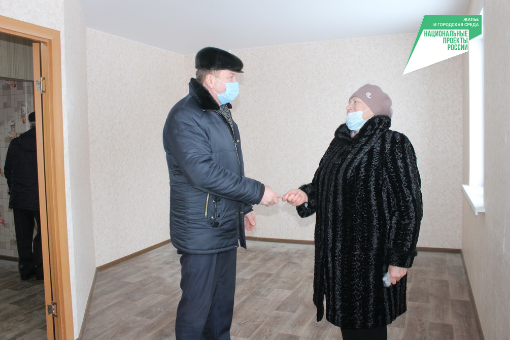 В поселке Титово Пачелмского района новоселам вручили ключи благодаря нацпроекту «Жилье и городская среда»