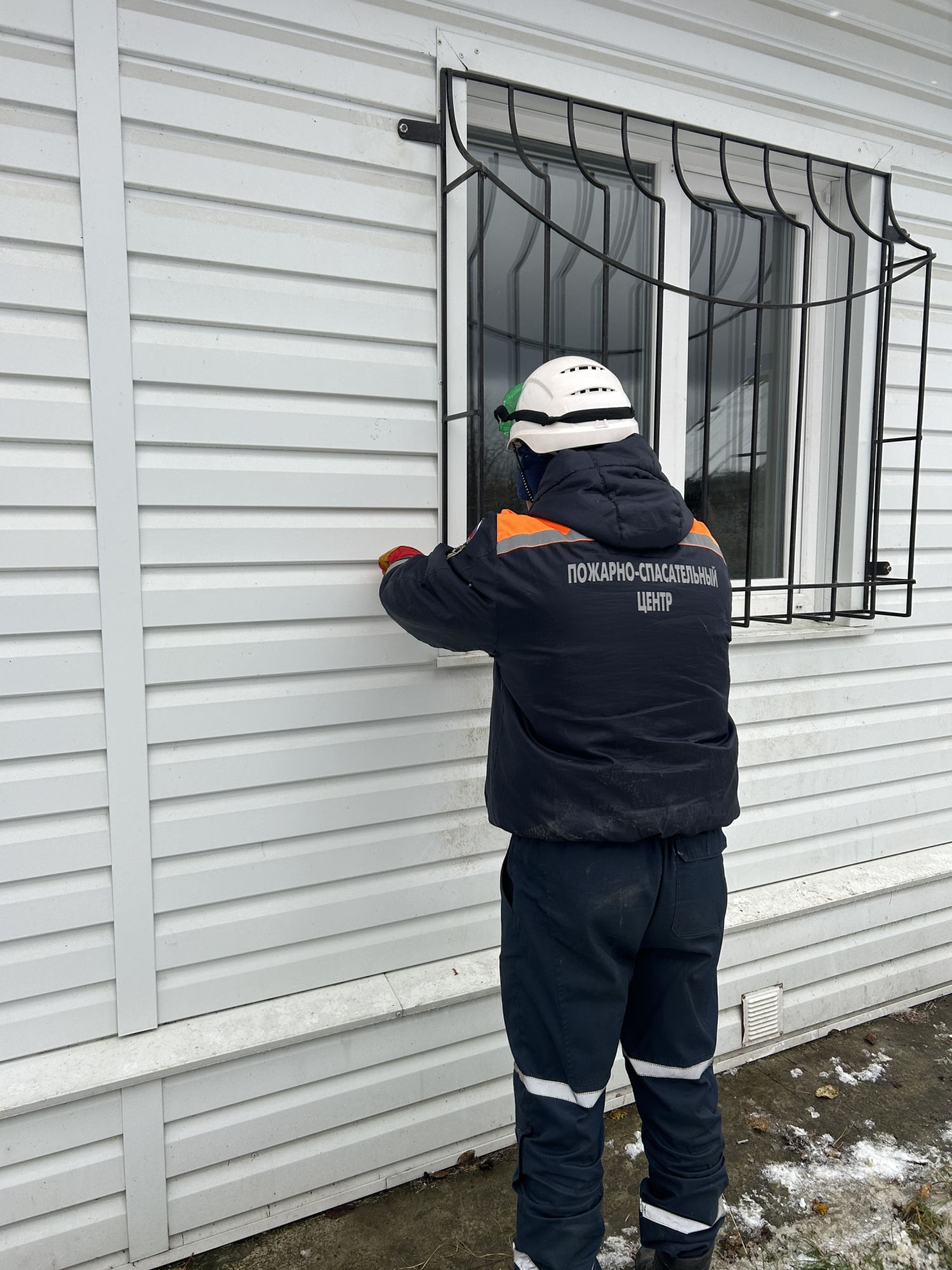 Спасатели пришли на помощь женщине запертой в доме