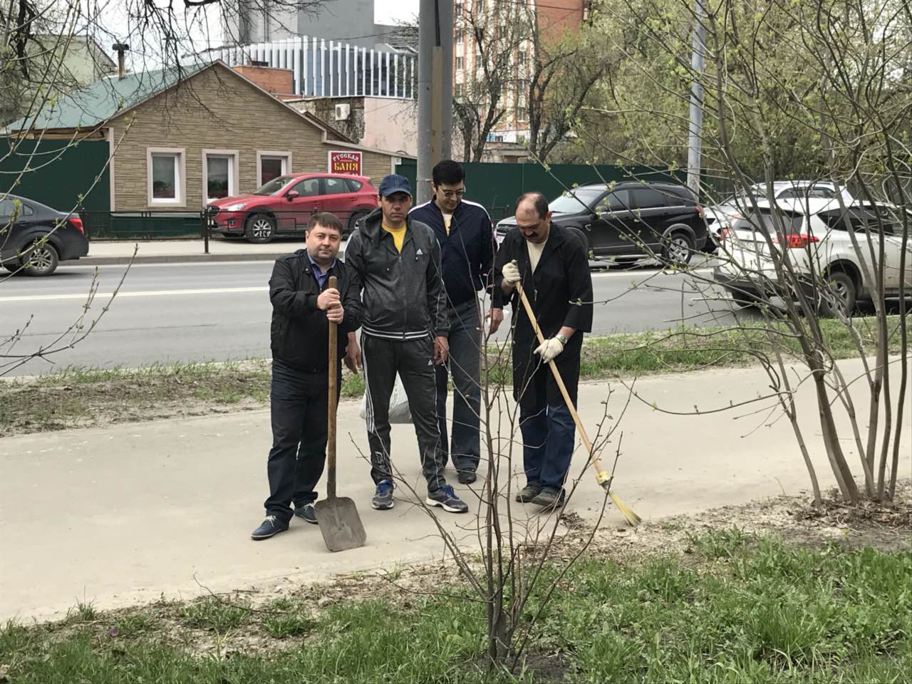 Сотрудники Управления ЖКХ и ГЗН приняли участие областном субботнике 