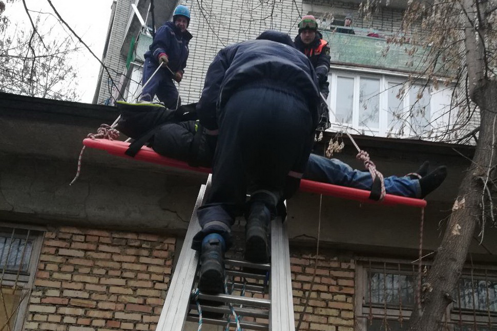 Спасатели ГУ ППСЦ сняли травмированного мужчину с пристроя дома на ул. Ухтомского