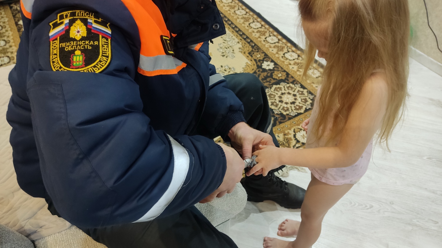 Спасатели оперативно помогли извлечь игрушку из пальца ребенка Спасатели оперативно помогли извлечь игрушку из пальца ребенка