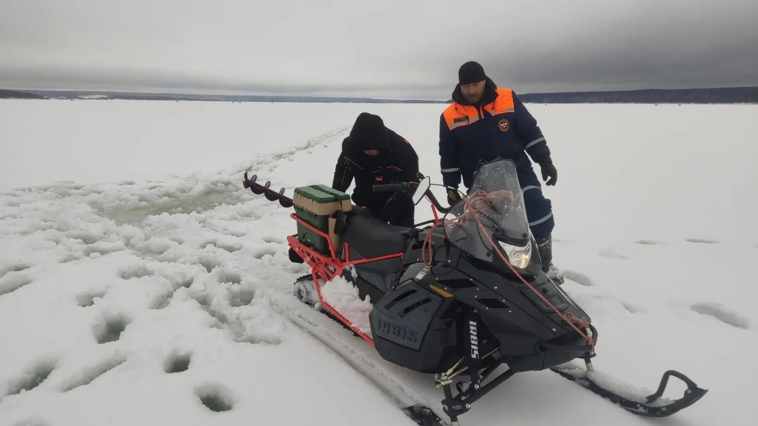 Спасатели помогли рыбаку, застрявшему на снегоходе на льду Сурского водохранилища Спасатели помогли рыбаку, застрявшему на снегоходе на льду Сурского водохранилища