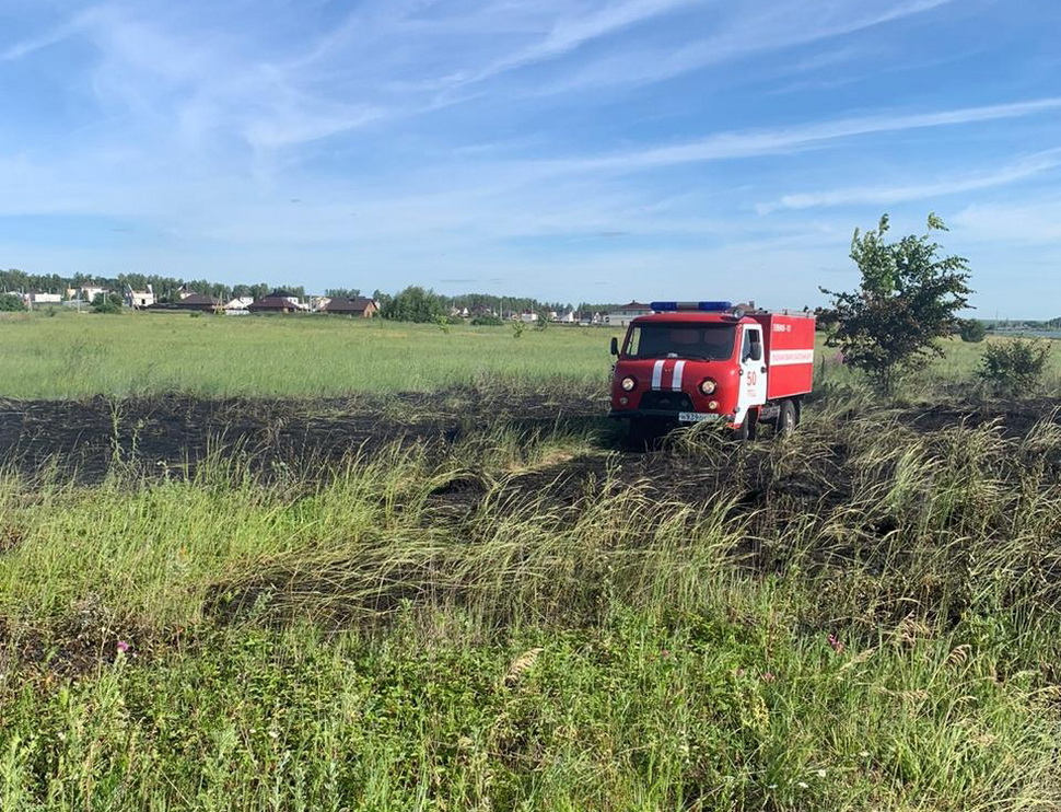 Пожарные ликвидировали возгорание мусора в поселке Ленинский Пожарные ликвидировали возгорание мусора в поселке Ленинский