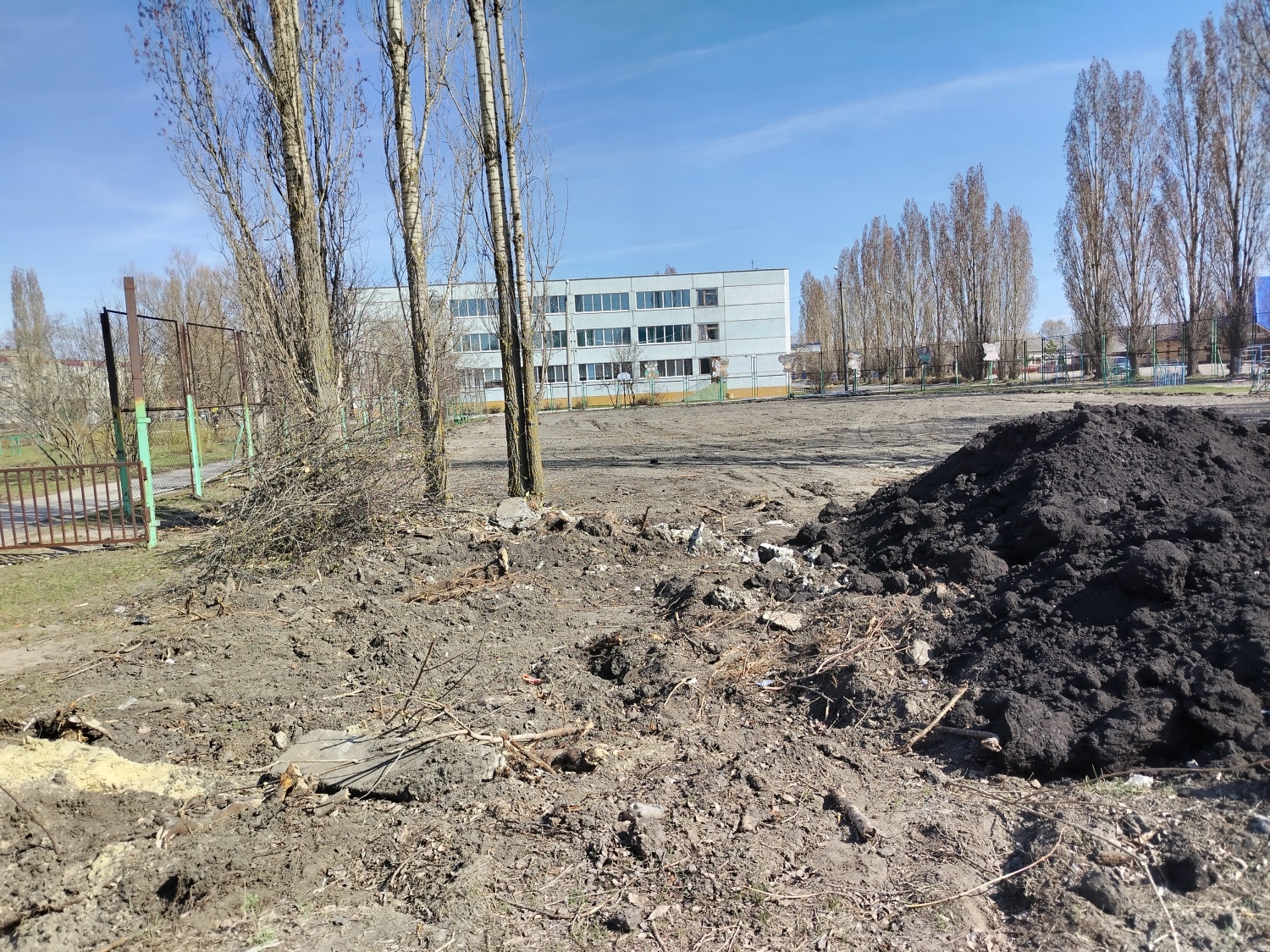 В Кузнецке продолжается модернизация детской спортивной площадки В Кузнецке продолжается модернизация детской спортивной площадки
