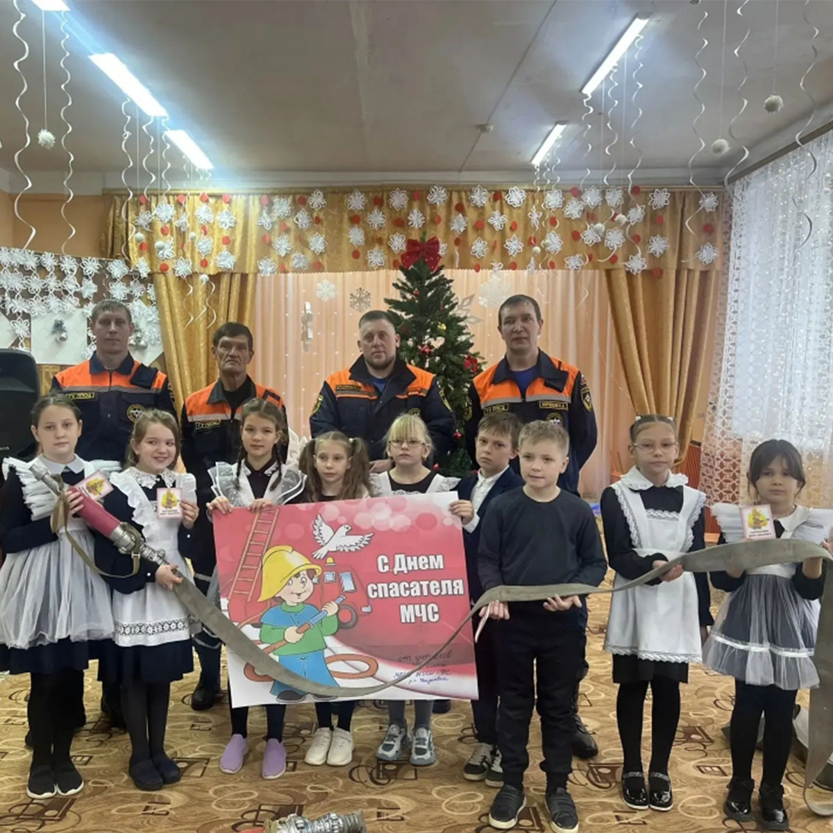Пожарные-спасатели посвятили в дружину учеников начальной школы Пожарные-спасатели посвятили в дружину учеников начальной школы