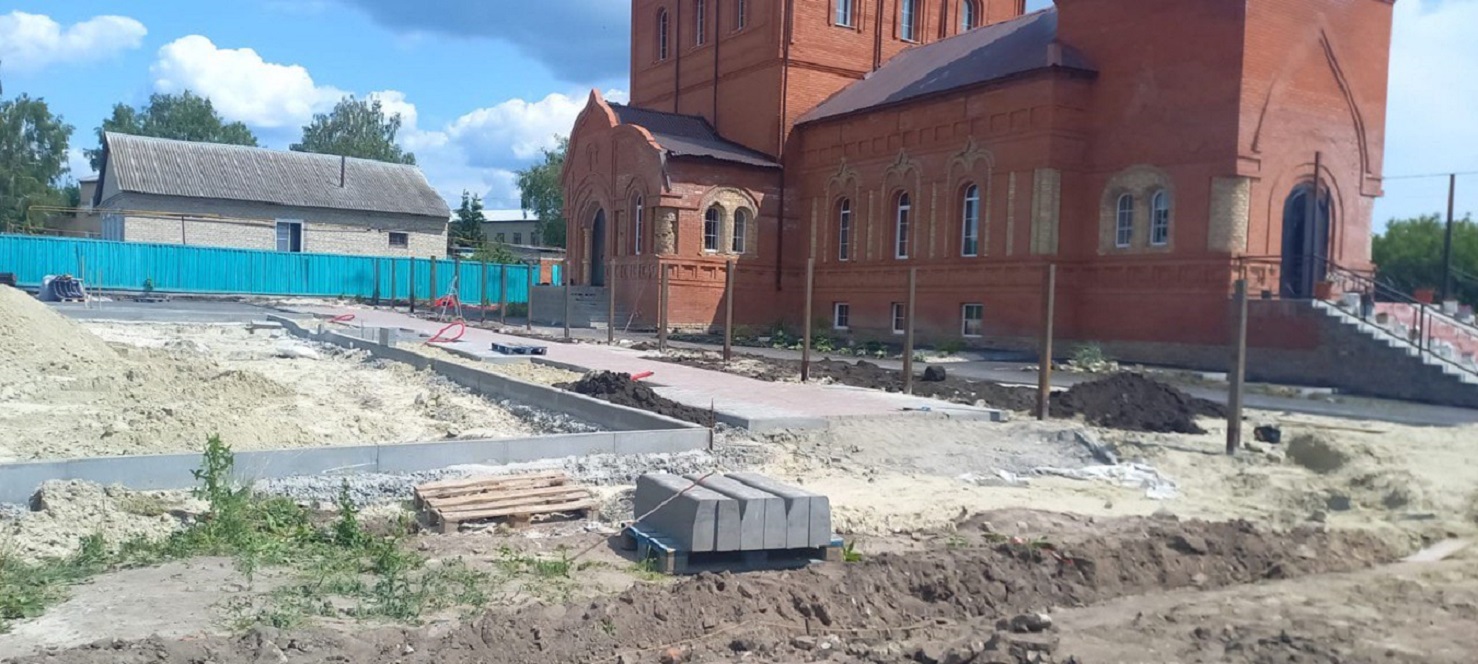 В Шемышейке продолжаются работы по обновлению площади возле храма В Шемышейке продолжаются работы по обновлению площади возле храма