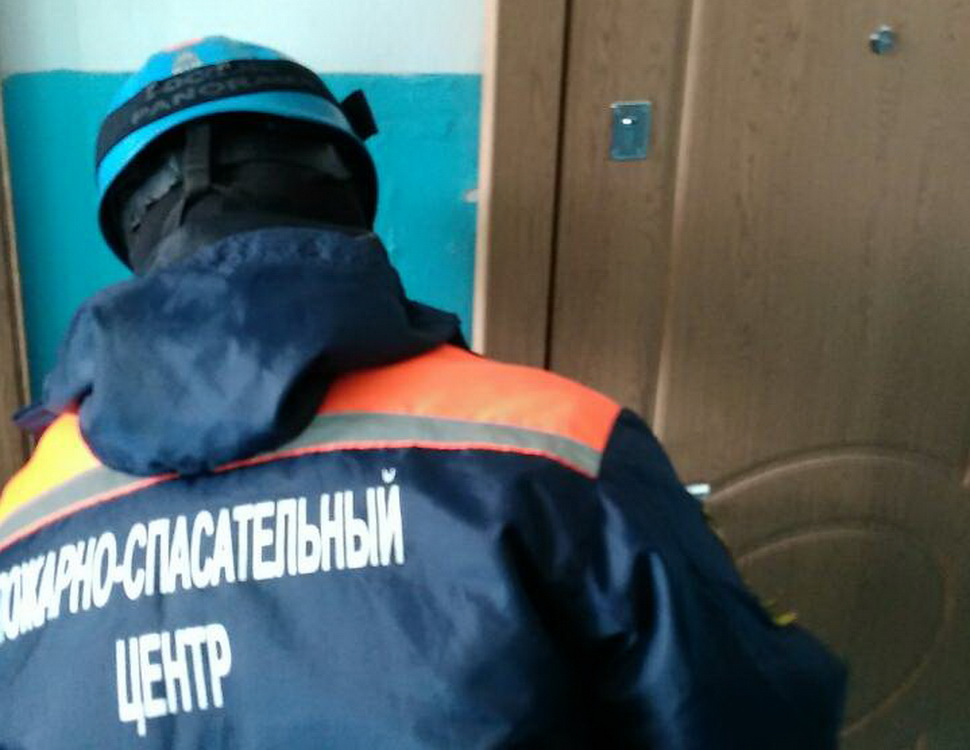 Спасатели ГУ ППСЦ помогли упавшей в квартире женщине получить медицинскую помощь