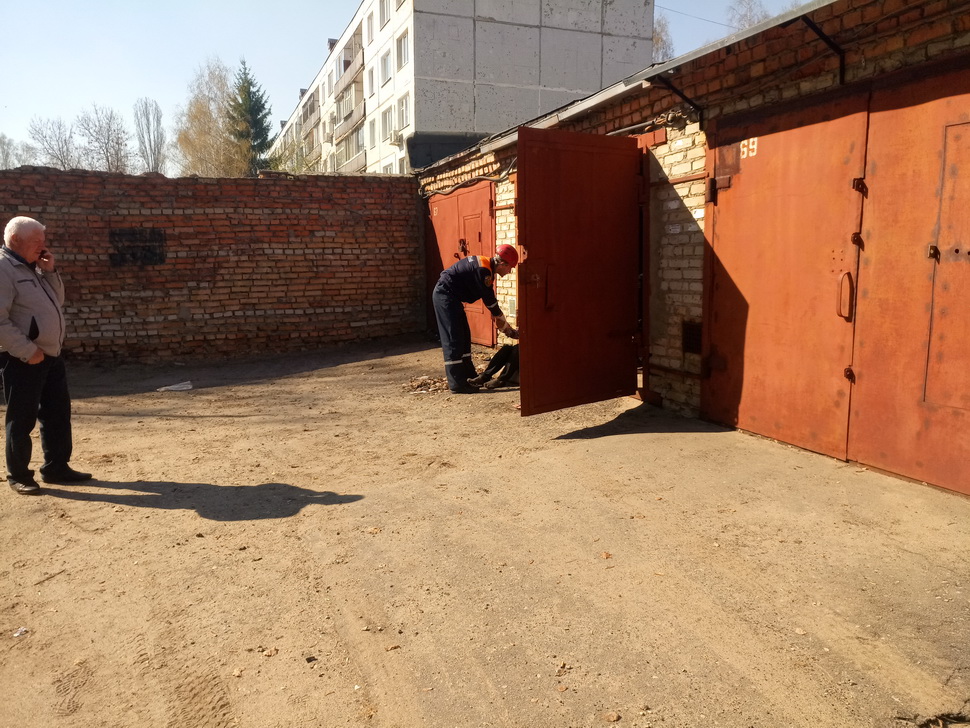 Упавшую в погреб пожилую женщину достали спасатели ГУ ППСЦ