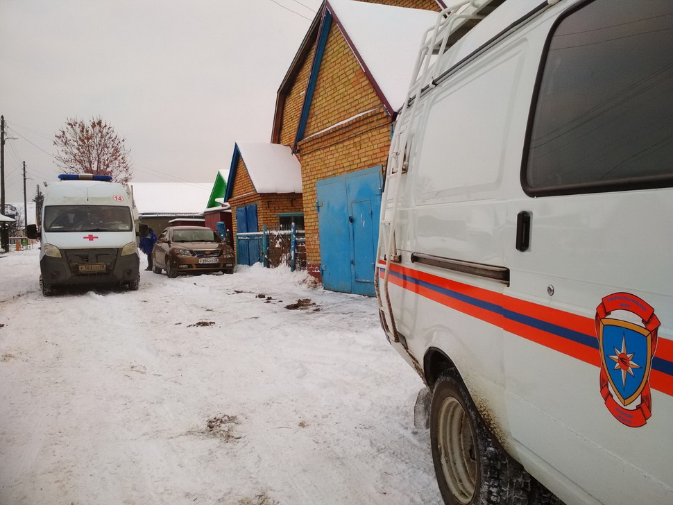 Больную женщину спасатели ГУ ППСЦ транспортировали до «скорой помощи»