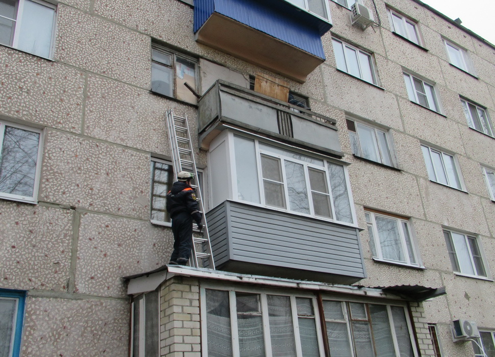 Спасатели ГУ ППСЦ предотвратили коммунальную аварию на ул. Суворова