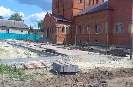 В Шемышейке продолжаются работы по обновлению площади возле храма