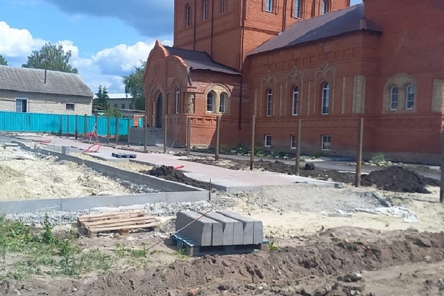 В Шемышейке продолжаются работы по обновлению площади возле храма В Шемышейке продолжаются работы по обновлению площади возле храма