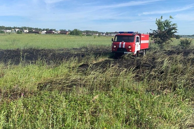 Пожарные ликвидировали возгорание мусора в поселке Ленинский
