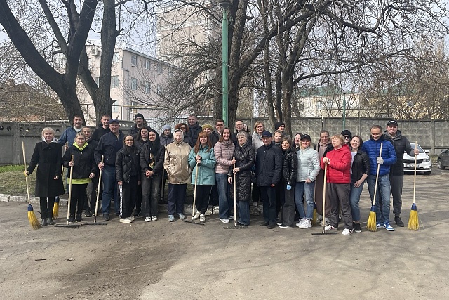 Сотрудники Министерства приняли участие в областном субботнике Сотрудники Министерства приняли участие в областном субботнике