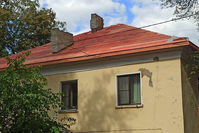 В многоквартирном доме продолжают капитальный ремонт крыши