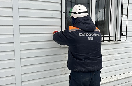 Спасатели пришли на помощь женщине запертой в доме Спасатели пришли на помощь женщине запертой в доме