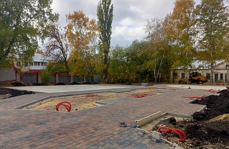 В сквере «Семья» начали начали выравнивать участки под газон В сквере «Семья» начали начали выравнивать участки под газон