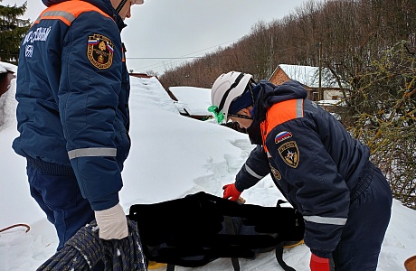 Спасатели ГУ ППСЦ эвакуировали пострадавшего с крыши частного дома Спасатели ГУ ППСЦ эвакуировали пострадавшего с крыши частного дома